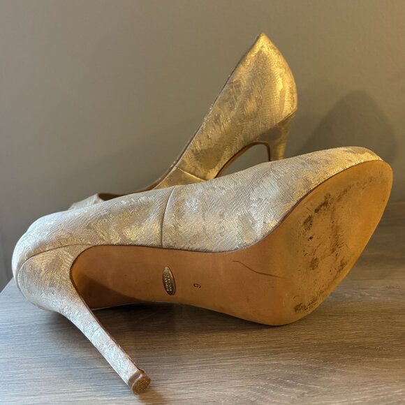 Size 9 Badgley Mischka Gold Shoes - Picture 3 of 3